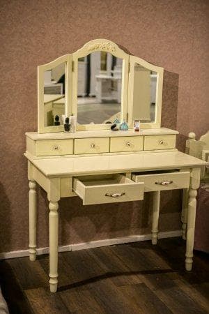 Туалетные столики, трюмо, трельяжи