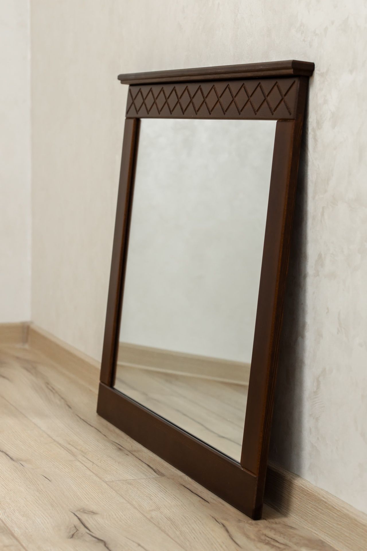 Зеркало навесное в раме 620 Индра махагон 8015