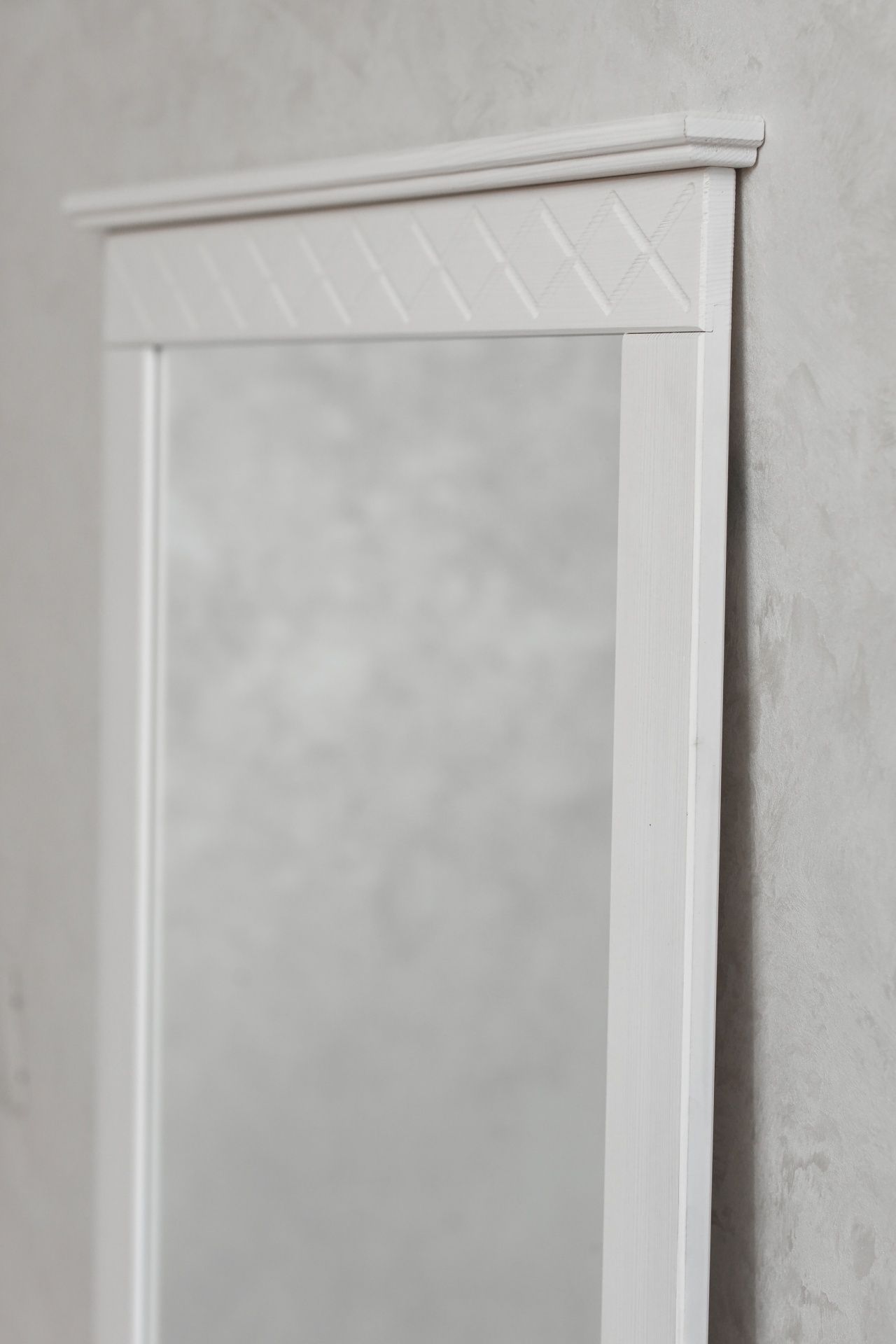 Зеркало навесное в раме 1600 Индра белый воск