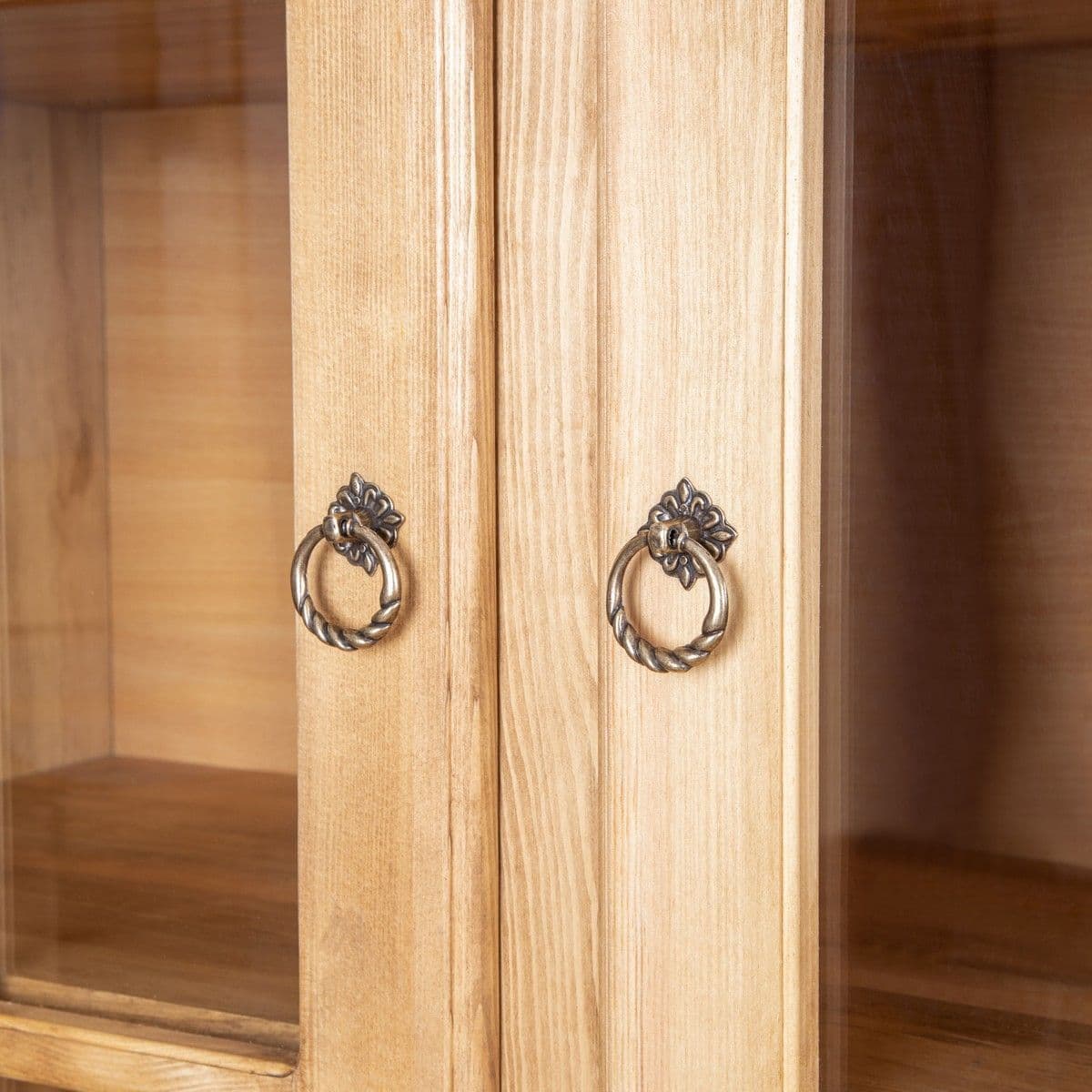 Шкаф-витрина из сосны Шале 2