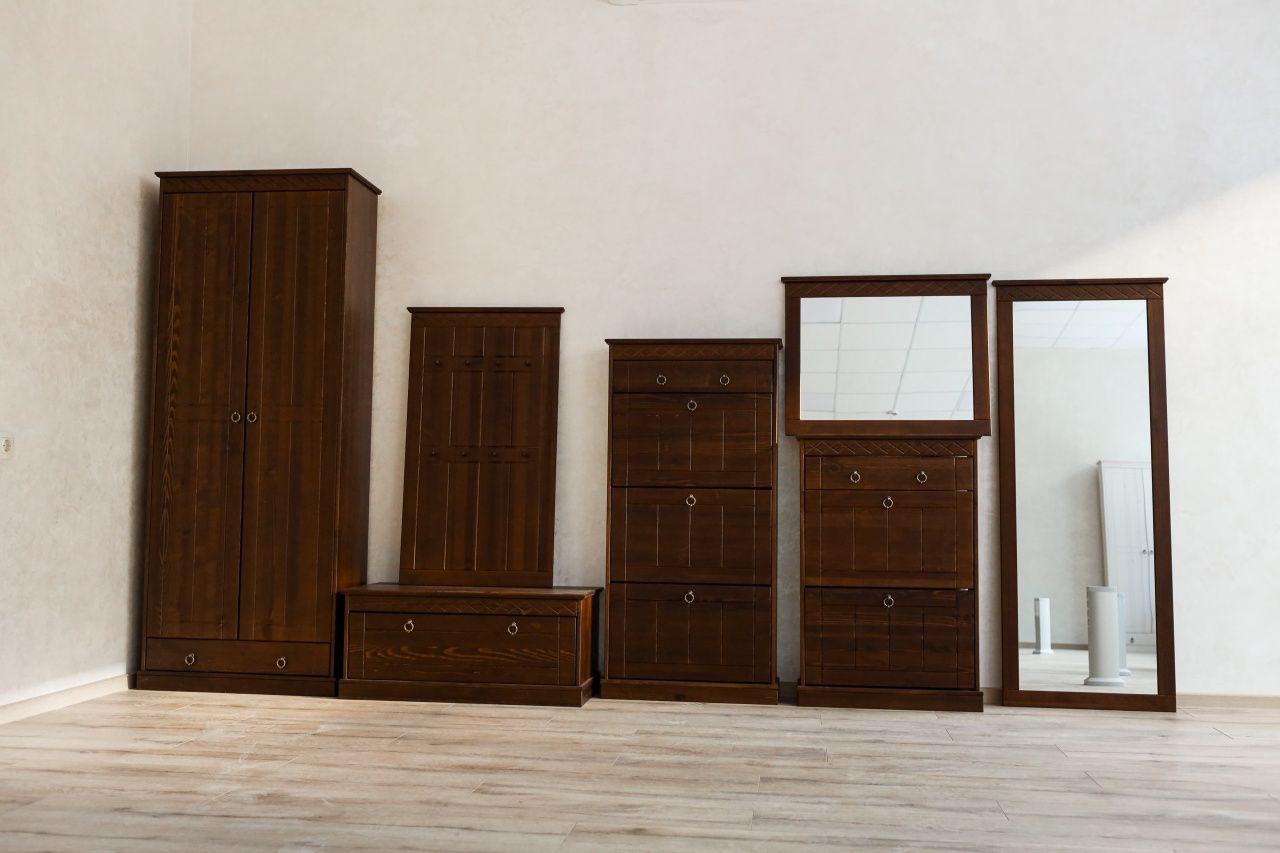 Зеркало навесное в раме 1600 Индра махагон 8015