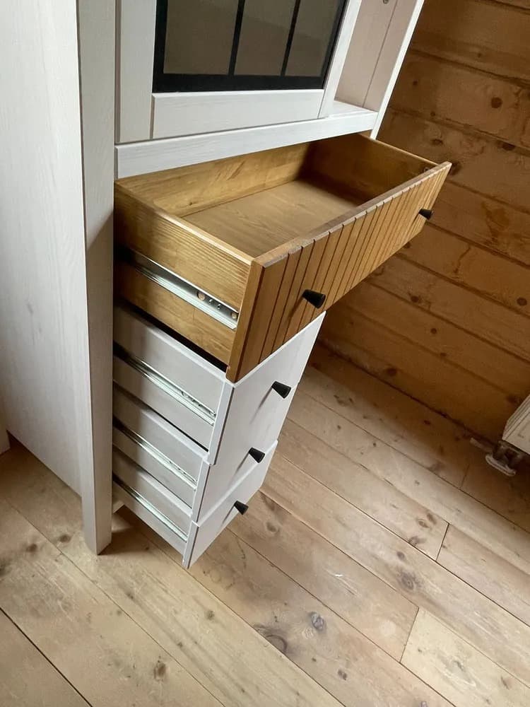 Шкаф для посуды Сканди 1113СТЧ со стеклом