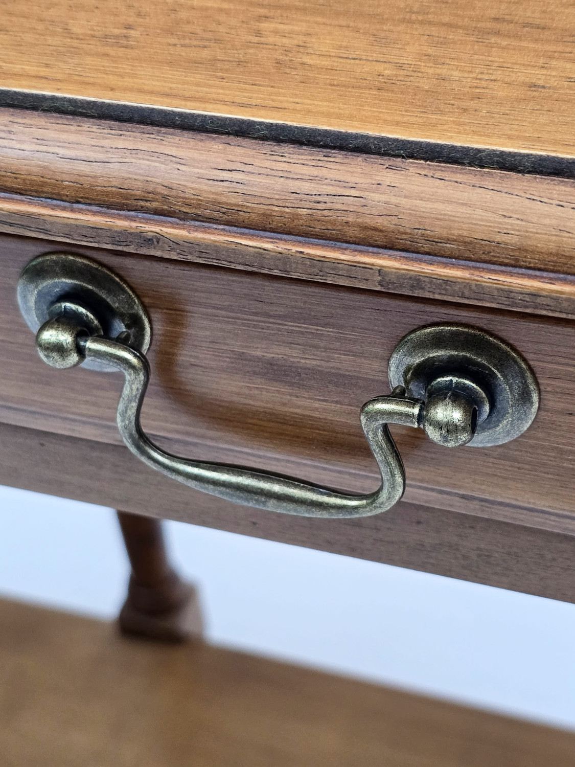 Консоль с полкой H830