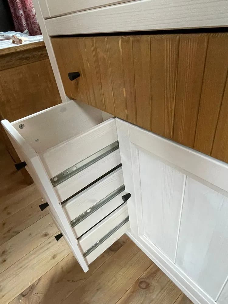 Шкаф для посуды Сканди 1113СТЧ со стеклом