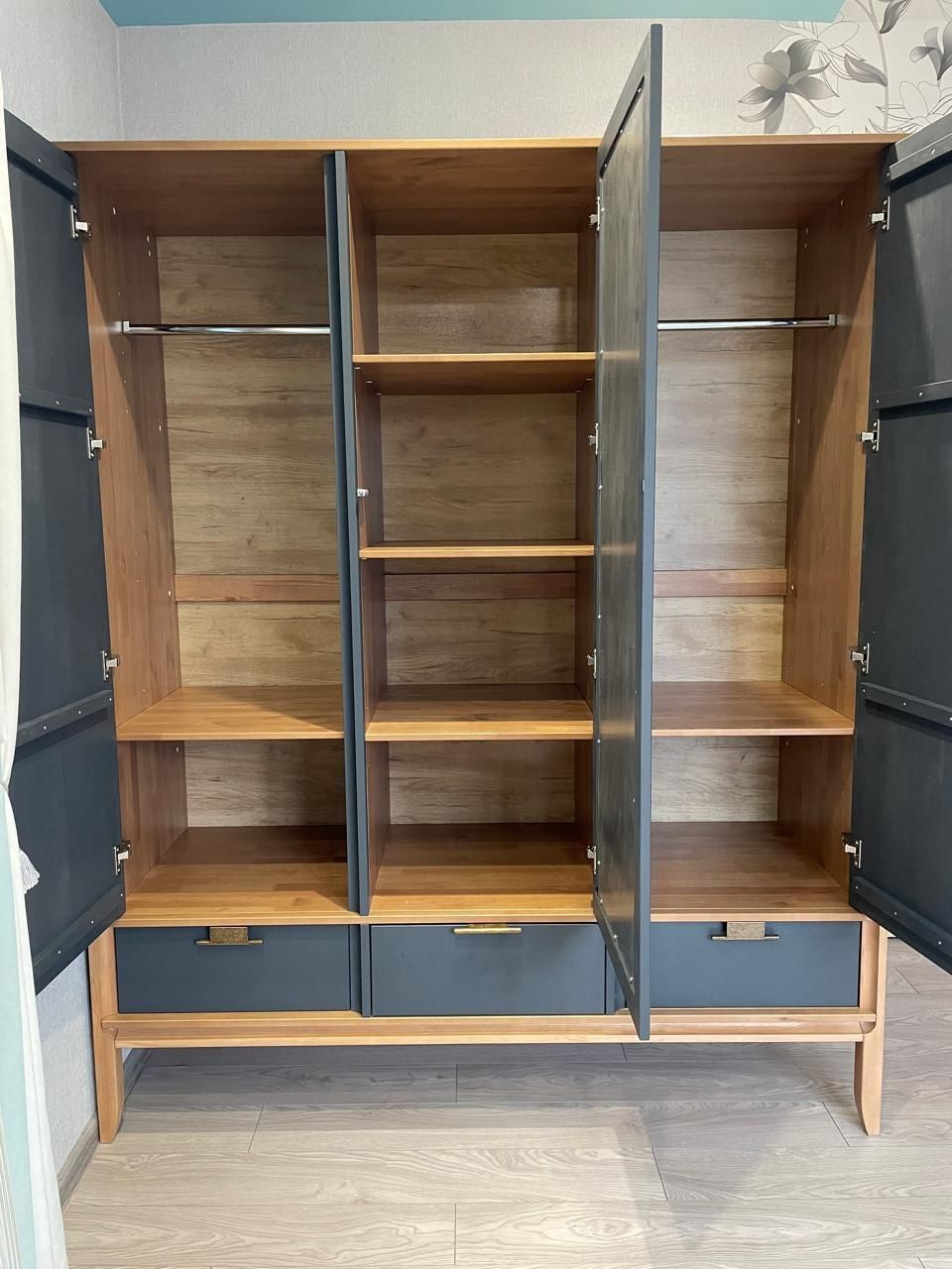 Шкаф 3х дверный с зеркалом Бридж