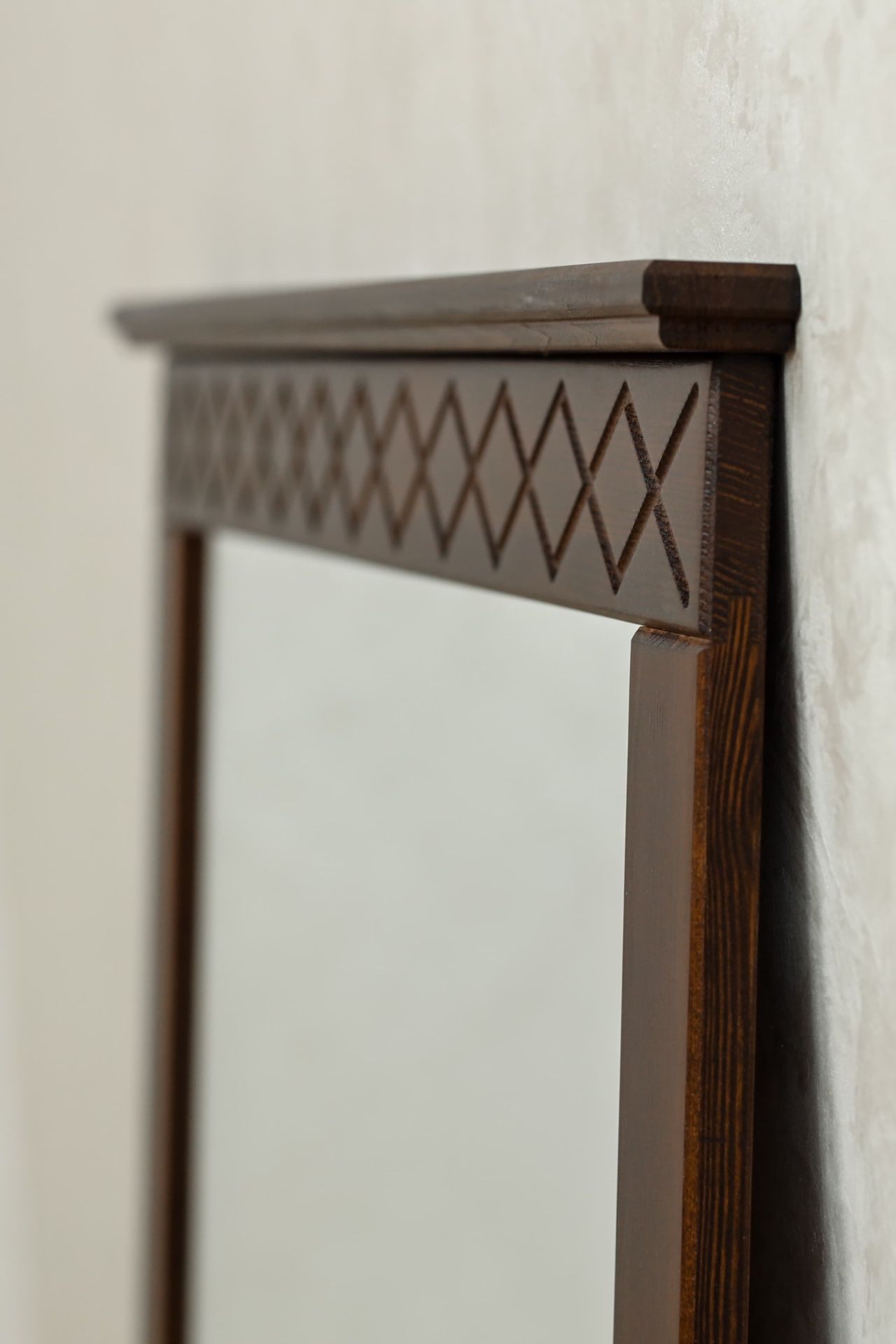 Зеркало навесное в раме 620 Индра махагон 8015