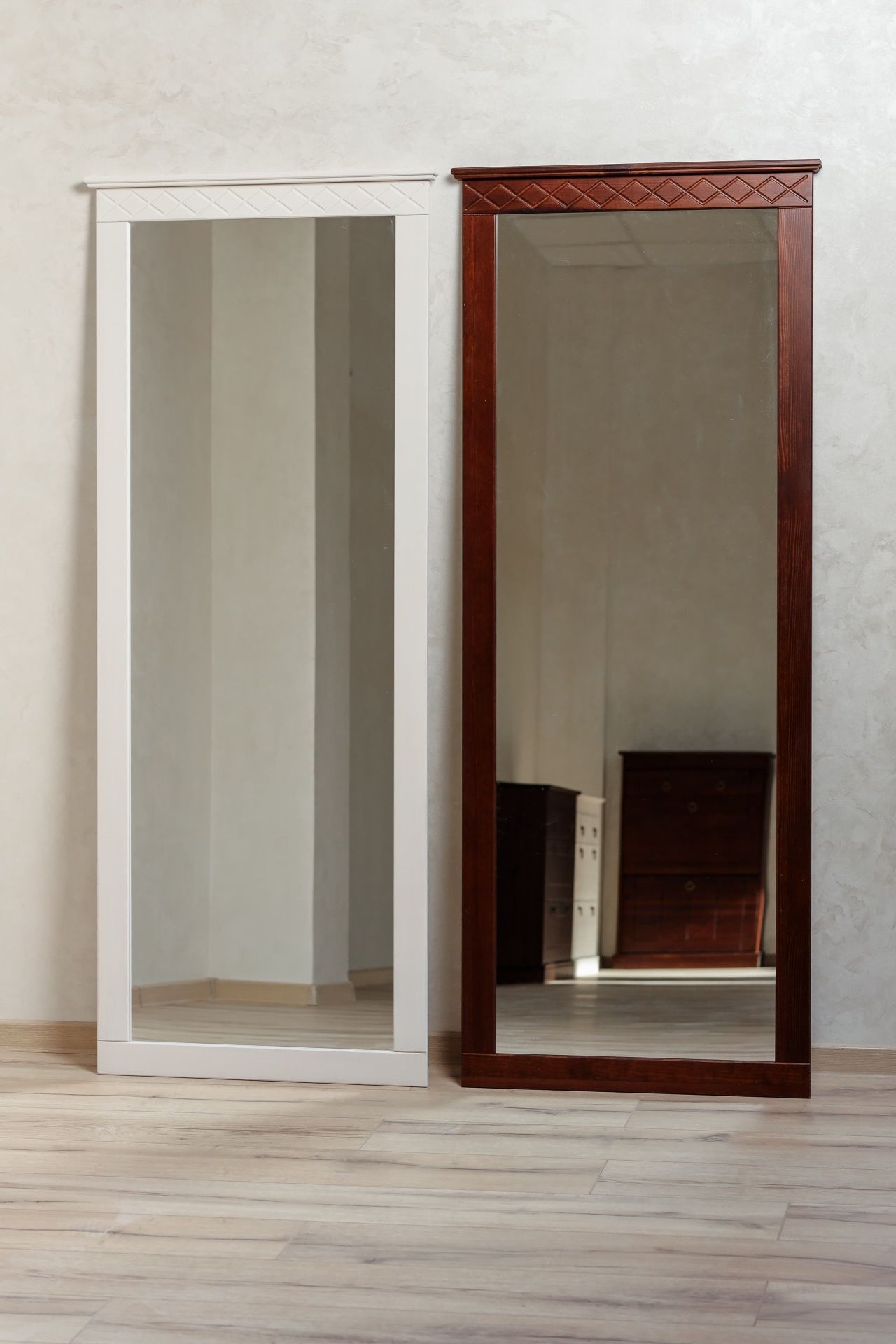 Зеркало навесное в раме 1600 Индра махагон 8015