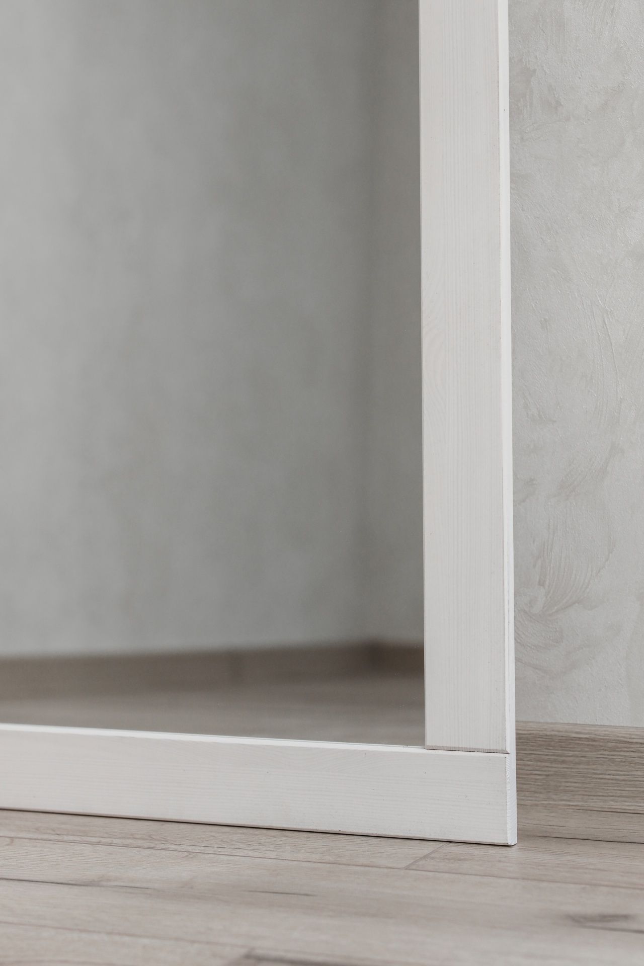 Зеркало навесное в раме 1600 Индра белый воск