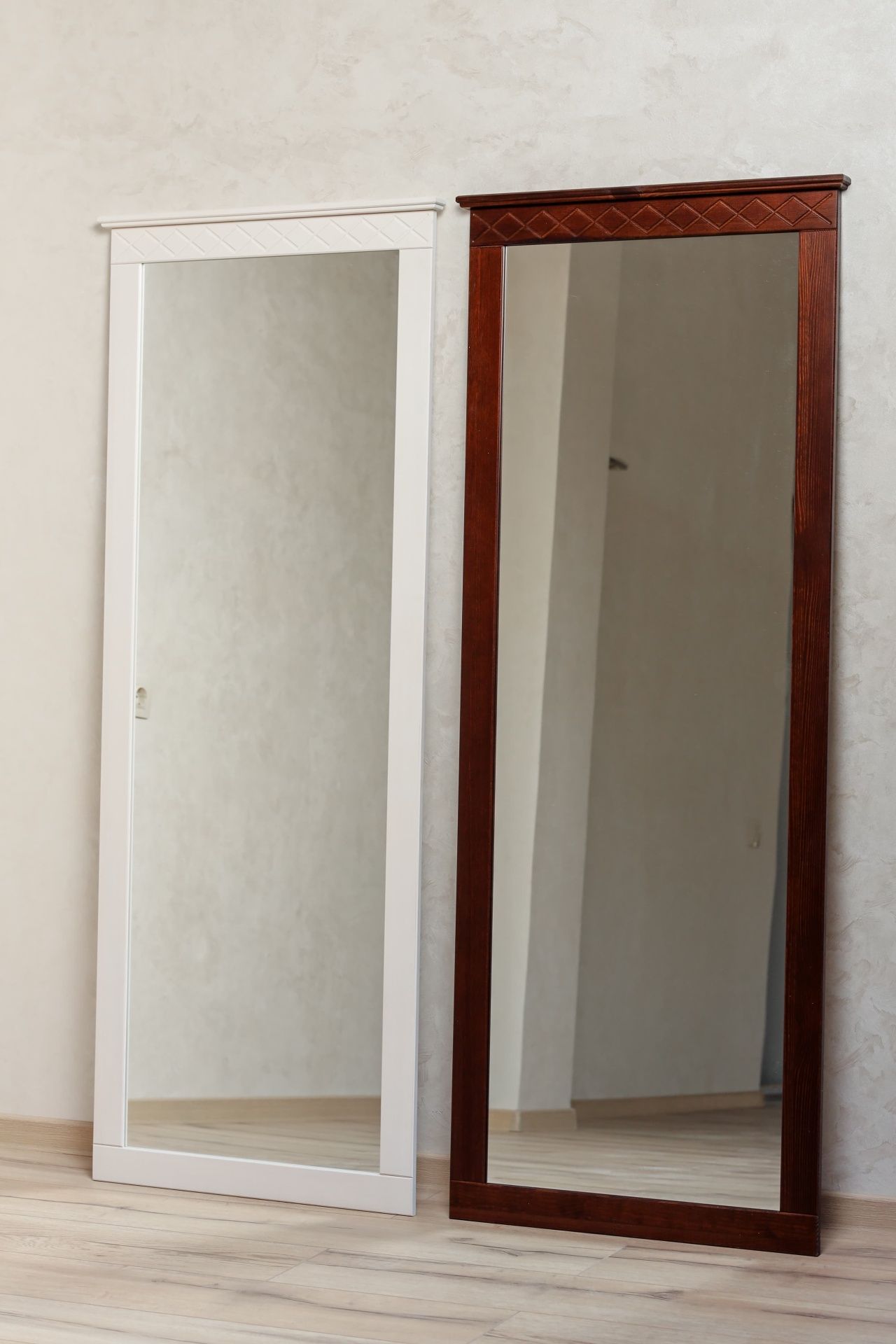 Зеркало навесное в раме 1600 Индра махагон 8015